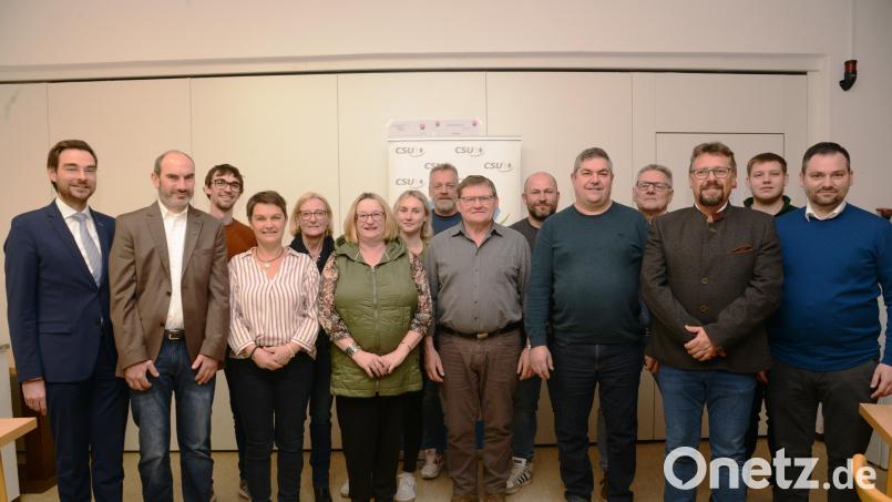CSU-Kreisvorsitzender Stephan Oetzinter, MdL (links) und Bürgermeister Sebastian Hartl (rechts) freuen sich über das einstimmige Votum für CSU-Ortsvorsitzenden Roland Rauch, seine Stellvertreter Silvia Ippisch, Elisabeth Seiffert, Gerhard Kres, Schriftführer Stefan Duschner, Schatzmeister Walter Widmann (vordere Reihe von links) und über die Beisitzer (hintere Reihe). Bild: bey