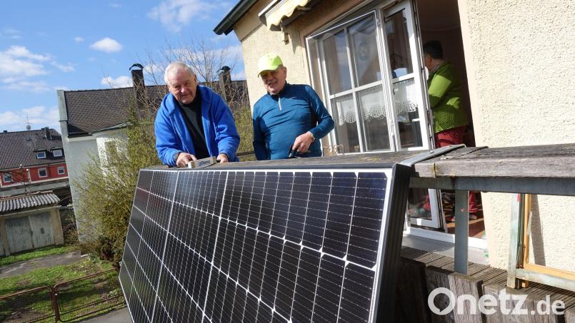 Reinhard Tretter (links) ist der Mann für die Balkone, oder besser gesagt für die Balkonkraftwerke. Hier hilft ihm Stefan Mitruscsak. Bild: upl
