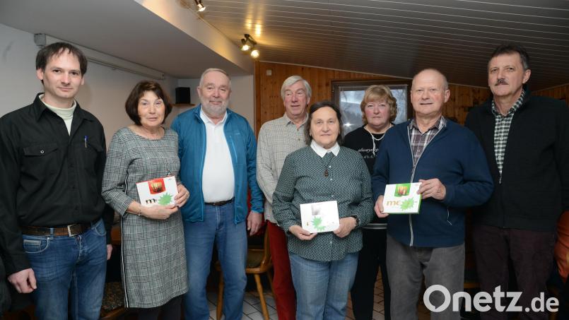 Vorsitzender Martin Puff (links) ehrt die langjähtigen Mitglieder Rudi und Rosi Siegl, Wolfgang und Emma Weber sowie Georg und Anna Striegl. Auch Stadtrat Hans Kick (rechts) gratuliert. Bild: bey