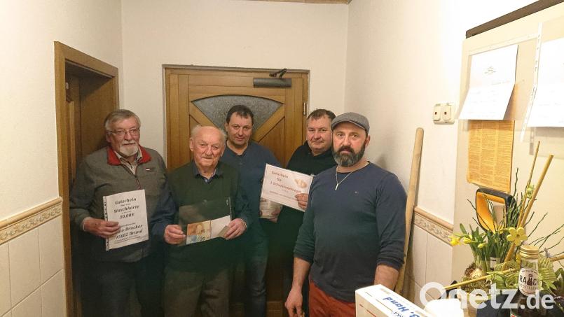 Die Gewinner des Preisschafkopfs (von links) Karl Pöllmann, Theo Eichstätter, Alfred Bayer und Dieter Schmelber mit Vorsitzendem Michael Philipp. Bild: soj