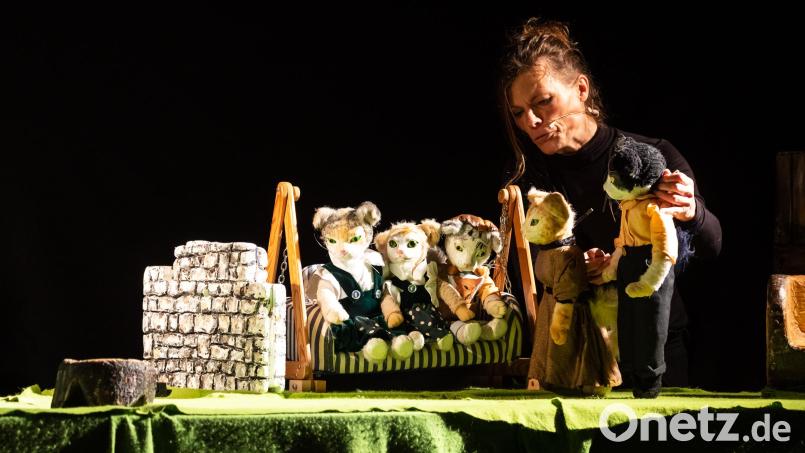 Die Katzenkinder Salome, Tom und Lotte sind die Hauptakteure des Figurentheaters "Pfoten weg". Jedenfalls fühlen sich gar nicht wohl bei dem Gedanken, wieder einmal Umarmungen und feuchte Schlabberküsse beim Besuch von Onkel und Tante aushalten zu müssen. Kinderschutzexpertin Irmi Wette verstand es, Kinder und Eltern in ihren Bann zu ziehen. Bild: gmü