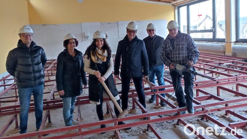 Entkernung in der Jobst-vom-Brandt-Schule: Ein Bild von den Arbeiten machten sich (von links) Alexander Meindl vom Büro Hilgarth, Iris Seeber vom städtischen Bauamt, Bürgermeisterin Margit Bayer, Peter Hilgarth, Frank Leonhard und Rainer Lugert von der Baufirma. Bild: fpoz