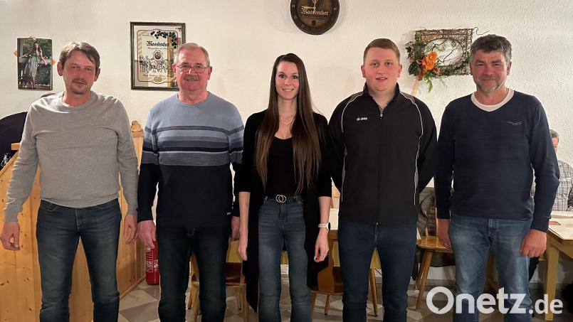 Clubmeister des Sportkegelclubs Tröbes 2022 sind bei den Damen Bianca Guttenberger-Morell und bei den Herren Johannes Bäumler. Dazu gratulieren Zweiter Bürgermeister Bernhard Rom (rechts) sowie Zweiter Vorsitzender Adolf Hammerl und Erster Vorsitzender Franz Feneis (von links). Bild: gi