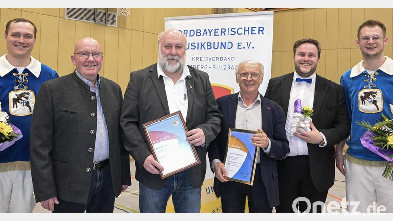 Beim Osterkonzert zeichnet der NBMB-Bezirksvorsitzende Gerhard Engel (Zweiter von links) seinen Stellvertreter Werner Stein (Dritter von links) mit der NBMB-Ehrennadel in Gold und Alfred Härtl (Dritter von rechts) mit der NBMB-Bezirksmedaille in Gold aus. Mit im Bild der scheidende Dirigent Wolfgang Vögele (Zweiter von rechts) und die beiden Musikzug-Vorsitzenden Maximilian Stein (links) und Erik Remhof (rechts). Bild: u
