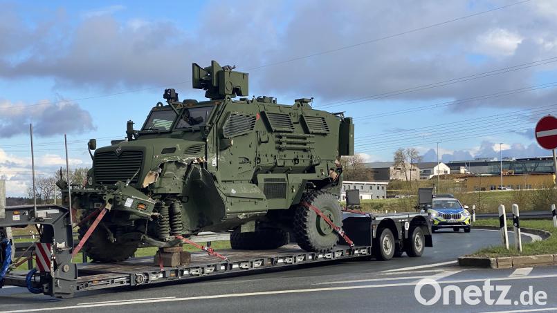 Per Sattelschlepper wurden die schwer beschädigten Militärfahrzeuge, ein MRAP (Bild), der der Nachfolger des Modells Humvee ist, und ein Stryker-Radpanzer Stunden nach dem Zusammenstoß abtransportiert. Bild: Petra Hartl