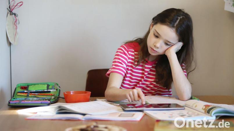 Unmotiviert, seelisch belastet, Ärger zu Hause oder in Schule? Auch Grundschüler kämpfen mit solchen Belastungen, besonders ausländische. Jugendsozialarbeiterinnen an Schulen können hier fördernd eingreifen. Symbolbild: Anke Thomass - stock.adobe.com/exb