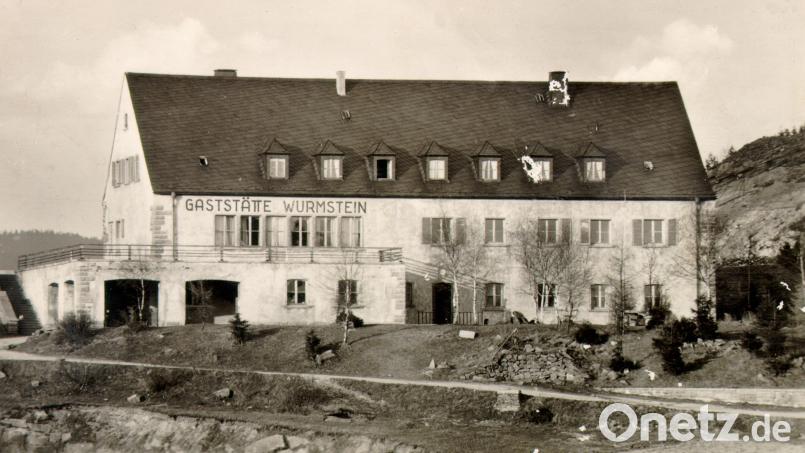 Das DESt-Gebäude war nicht nur Steinbruch-Zentrale sondern auch Gaststätte, Kino, Geschäft und Getränkemarkt. Zusätzlich waren im Dachgeschoß Wohnungen untergebracht. Repro: nm