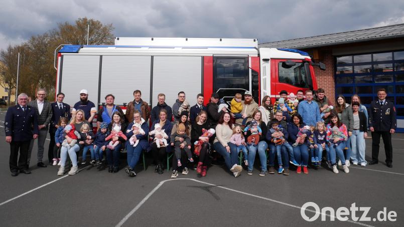 Die Neugeborenen mit ihren Eltern gemeinsam mit (von links) Feuerwehr-Vorsitzendem Dr. Wolfgang Fortelny, Bürgermeister Bernd Sommer sowie (von rechts) Kommandant Tobias Tippmann, Stefanie Werner und Familienbeauftragter Diana Männer. Bild: flm