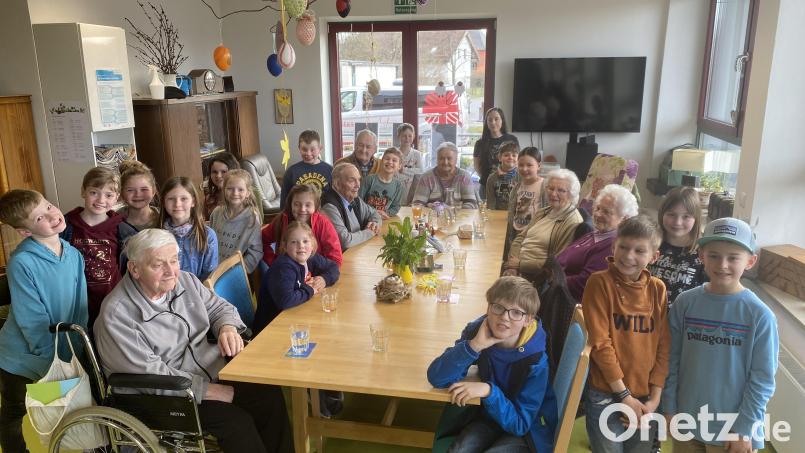 Mit sozialem Handeln voneinander lernen und die Distanz zu älteren Menschen abbauen: Ein Beweggrund, der die Kommunionkinder aus Speinshart und Trabitz mit den Seniorinnen und Senioren der Tageseinrichtung Arche in Grafenwöhr zusammenführt. Bild: do