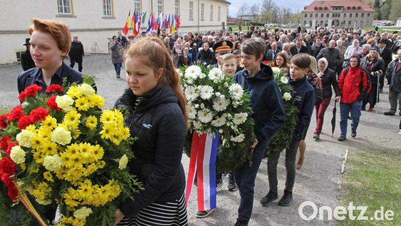 Vom Appellplatz aus ziehen Jugendliche hinunter in das &quot;Tal des Todes&quot; zum &quot;Platz der Nationen&quot; zur Kranzniederlegung. Pandemiebedingt fiel dieser Gedenkakt in der KZ-Gedenkstätte Flossenbürg jahrelang aus. Am Sonntag soll sich wieder ein ähnliches Bild bieten. Archivbild: nm