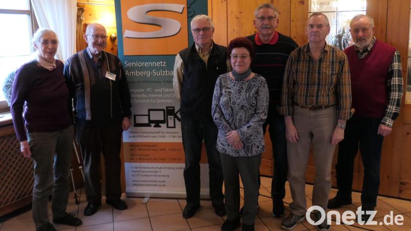 Der Vorstand (von links): Kassenprüferin Maria Kustner, Beisitzer Wolfgang Härtl, stellvertretender Vorsitzender Werner Högner, Kassenprüferin Ilona Gassenmeyer, Vorsitzender und Schriftführer Jürgen Delle, Beisitzer Thomas Schmidt, und Kassier Manfred Hoffmann. Nicht auf dem Bild ist Beisitzerin Monika Schober. Bild: Seniorennetz Amberg-Sulzbach e.V./exb