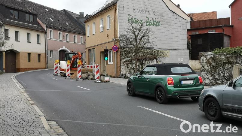 Wegen einer Baustelle in der Bachstraße in Mitterteich ist ein Ampelbetrieb eingerichtet worden. Der Grund ist das Legen eines Gas-Hausanschlusses. Bild: lnz