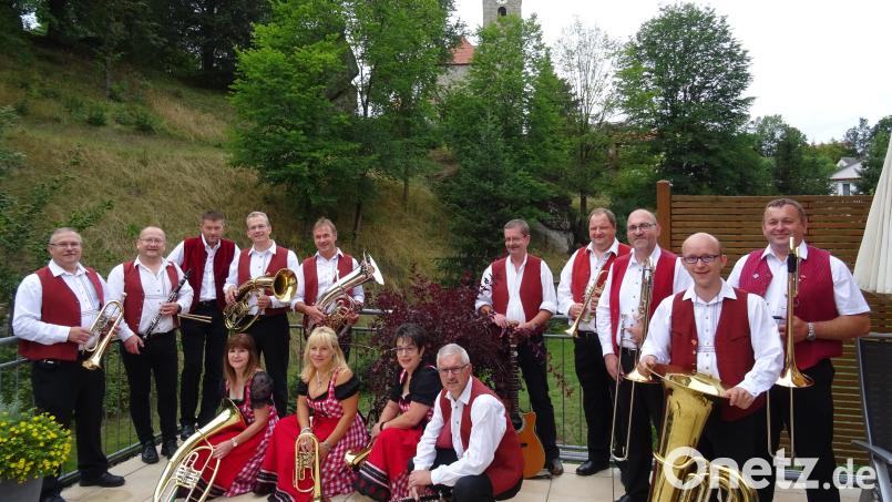 Die Störnsteiner Blasmusik spielt in Neustadt zugunsten krebskranker zum Tanz in den Mai auf. Bild: Träger
