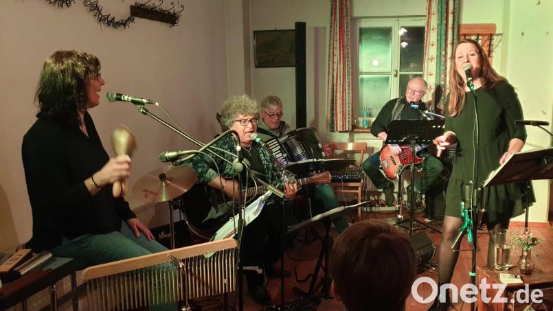 Die Neukirchener (von links) Irene Sperber (Percussion), Zico Gradl (Gitrarre), Peter Schertl (Akkordeon), Hans Loos (Bass) und Carola Helm (Gesang) bestreiten ein Heimspiel beim &quot;Ramm&quot;. Bild: dlu