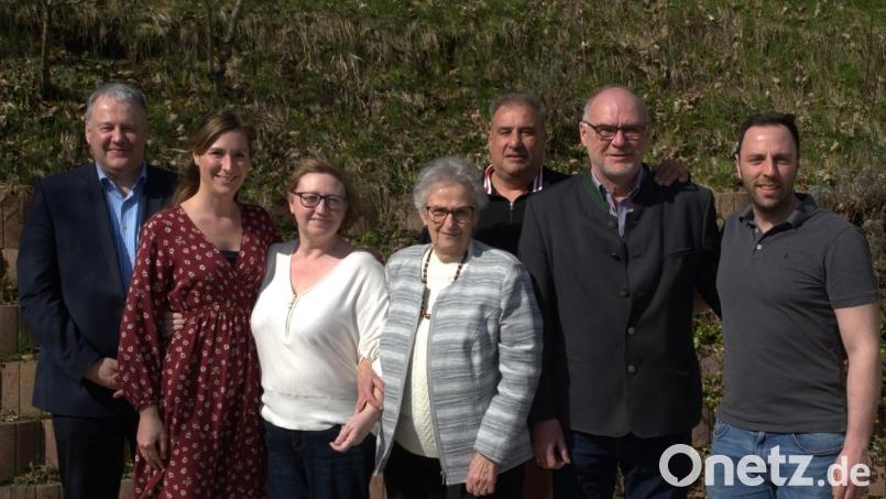 Deutsch-französische Geburtstagsrunde: (von links) Landrat Richard Reisinger, Enkelin Teresa König, Nathalie Cyper, Jubilarin Theresia König, Martial Cyper, Sohn Karl-Heinz König und Enkel Max König. Bild: Kevin Bonatis
