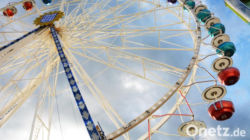 Wie bei Frühlingsfesten vor der Pandemie wird wohl auch in diesem Jahr ein Riesenrad das Highlight auf dem Frühlingsfest sein. Es soll fabrikneu geliefert und zum ersten Mal in Weiden aufgebaut werden. Archivbild: Gabi Schönberger