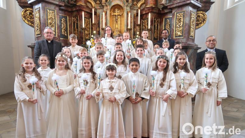 30 Kinder der Pfarreiengemeinschaft Vilseck-Schlicht-Sorghof empfangen am Weißen Sonntag erstmals die Kommunion: in Vilseck durch Pater Robin Xavier (oben), in Schlicht durch Pfarrvikar Jimmy Joseph (rechts) und Diakon Dieter Gerstacker (links). Bild: rha