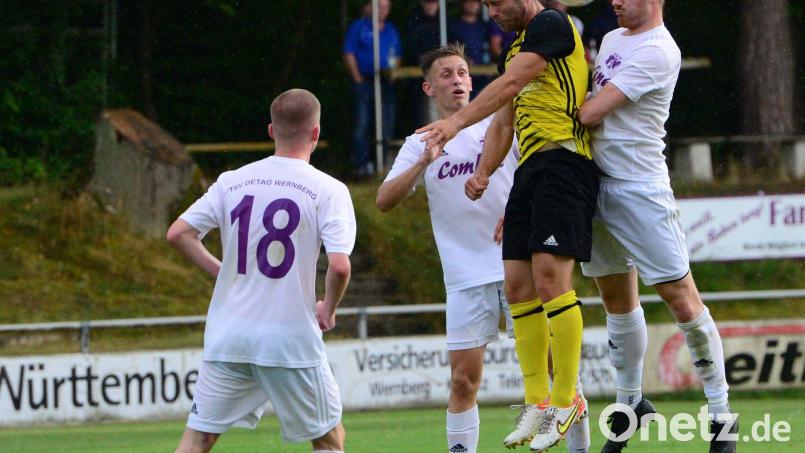 Die Spieler des TSV Detag Wernberg wollen gegen Spitzenreiter SC Luhe-Wildenau dagegenhalten und für eine Überraschung sorgen. Das Bild zeigte eine Szen aus einer Partie gegen den FC Ränkam. Bild: Hans Mark