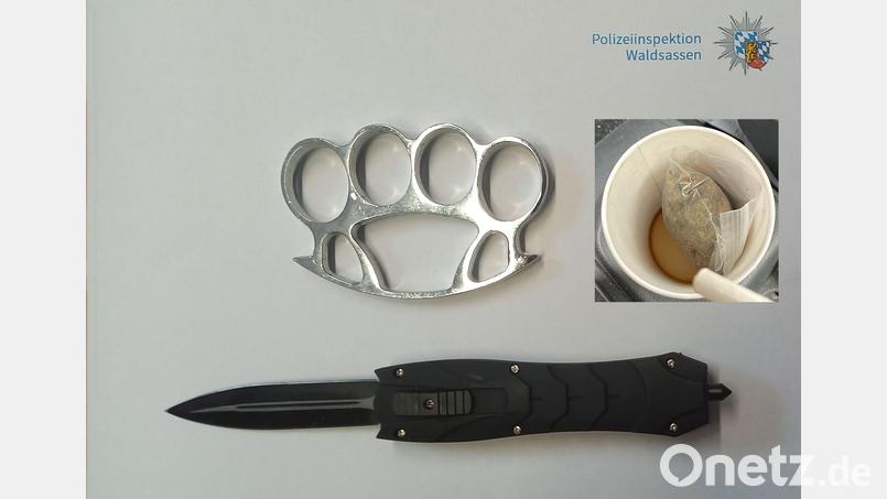 Sichergestelltes Rauschgift und die verbotenen Waffen. Bild: Polizeiinspektion Waldsassen/exb