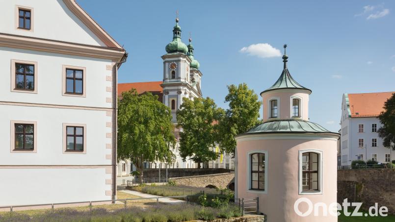 Besondere Stadtführungen bietet die Tourist-Info Waldsassen in Zusammenarbeit mit dem Gästeführer-Team an. Ein Ziel ist auch der Pavillon (rechts). Dort können mit dem neuen Landschaftsmodell Klosterlandschaften im Stiftland erkundet werden. Bild: Erich Spahn/exb