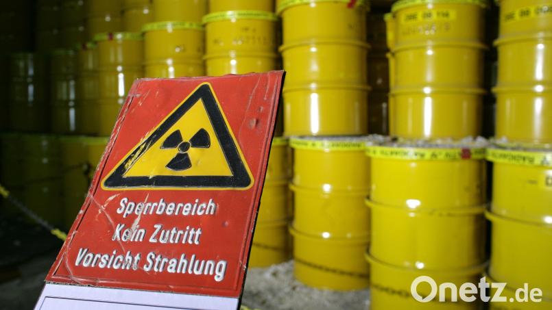 Radioaktive Abfälle strahlen Tausende Jahre lang: Der Sulzbach-Rosenberger Florian Meurer forscht an sogenannten Einschlussverbindungen, die Atommüll sichern und eine Belastung der Umwelt verhindern sollen. Bild: Jens Wolf/dpa