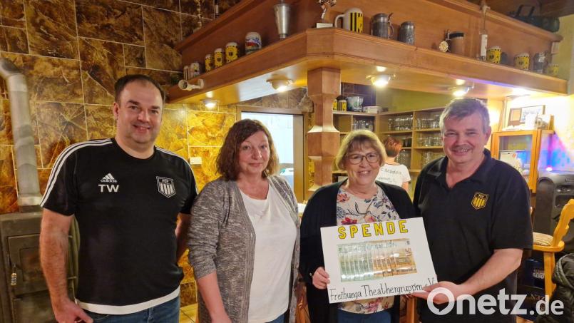 FC-Vorsitzender Jürgen Grundler nimmt die 1000-Euro-Spende von Heidi Wisneth und Karin Schulz entgegen. Mit dabei Projektleiter Thomas Wiesneth (von rechts). Bild: bk