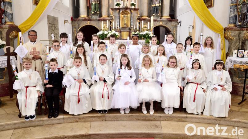 Ihr erste heilige Kommunion empfingen 26 Kinder in der Parksteiner Pfarrkirche St. Pankratius. Bild: Fotostudio Argauer/exb