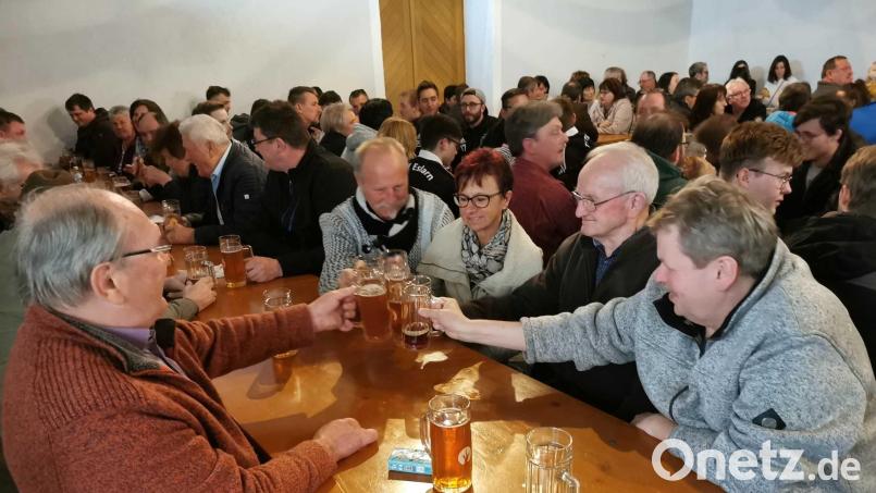 Der 95-jährige Eslarner Brauexperte Georg Zierer mischt sich wie im Vorjahr mit Zoiglbier unter die Gäste. Archivbild: gz