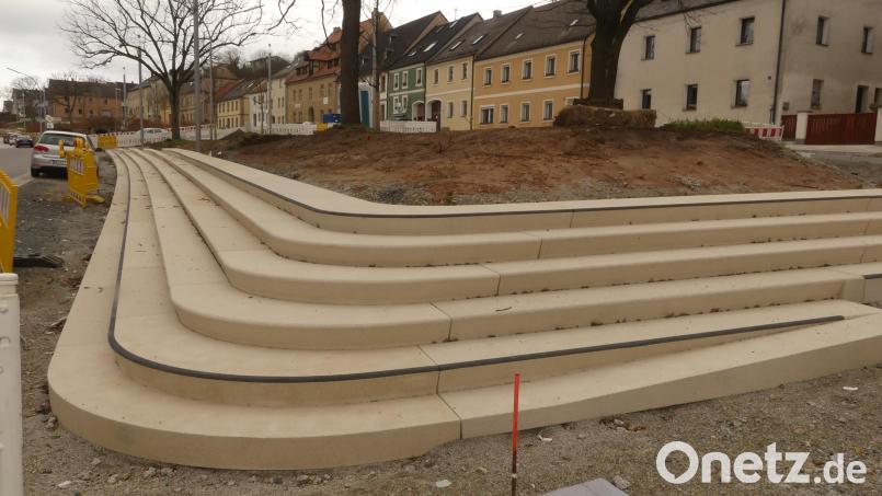 Die Stufenreihe endet unterhalb der künftigen Grünfläche. Helmut Schäffler kündigt eine Nachbesserung an. Bild: rn