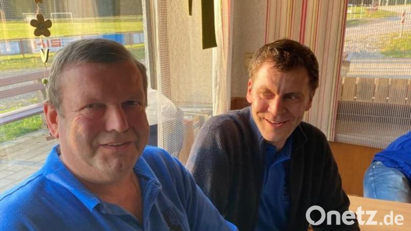 Andreas Basler (rechts) und Hermann Schiffl bilden die neue Führungsspitze der Löwenfreunde Obersteinbach. Bild: Wurzelbacher/exb