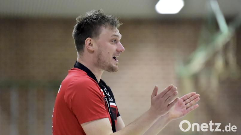 Martin Feldbauer (links), Trainer des HC Sulzbach, lobte seine Mannschaft überschwänglich. Archivbild: Hubert Ziegler