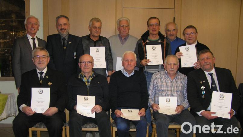 Langjährige Mitglieder der SRK Neusorg wurden für ihre 40- und 50-jährige Treue geehrt. Auf dem Bild Vorsitzender Alois Würstl (sitzend, von links), Reinhard Schöffel, Dieter König, Werner Röß und Ehrenvorsitzender Norbert Schwarz. Bürgermeister Peter König (stehend, von links) und Kreisvorsitzender Thomas Semba beglückwünschten sie ebenso wie Siegfried König, Josef Legath, Eduard Bäuml, Hans Englmann und Ludwig Wihrl. Bild: öt