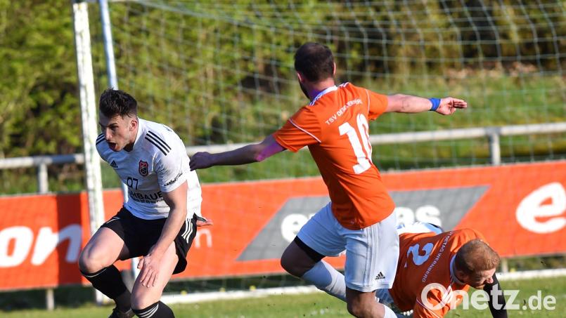 SC-Torjäger Nico Argauer (links) blieb am Mittwochabend ohne Wirkung, weil die Detag-Abwehr gut stand. Am Ende gewann der Tabellenführer aus Luhe-Wildenau dennoch mit 2:0. Bild: Alfred Schwarzmier