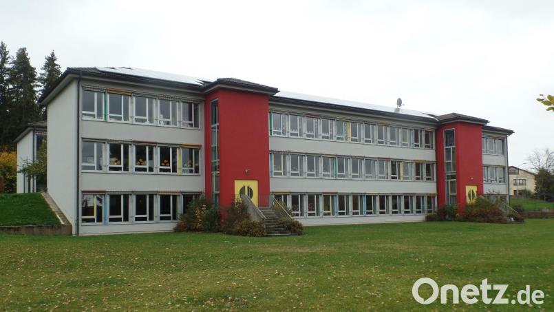An der Grundschule in Neusorg stehen Arbeiten an – unter anderem soll der Pausenhof erweitert werden. Archivbild: br