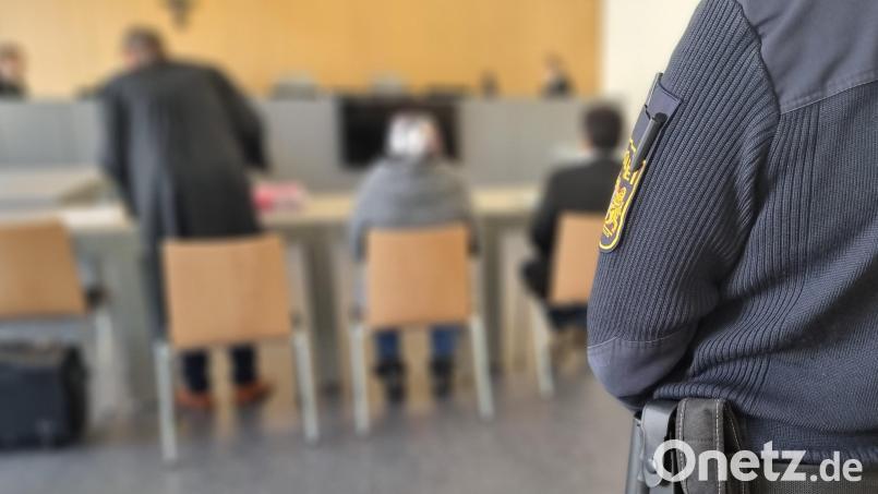 Die Angeklagte sitzt im Gerichtssaal des Landgerichts. Die Frau muss sich vor dem Landgericht Weiden verantworten, weil sie zwei ihrer Kinder aus einem Fenster gestoßen haben soll. Bild: scm