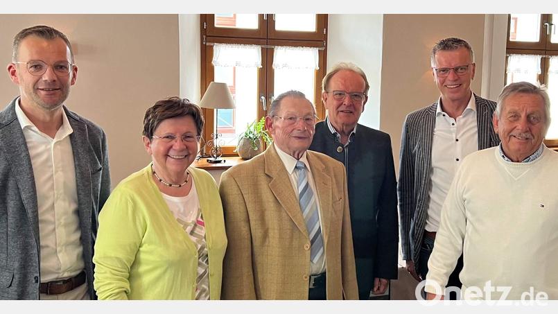 Zahlreiche Vertreter aus Politik und Vereinsleben gratulieren dem ehemaligen Stadt- und Pfarrgemeinderat Hermann Gebhard (Dritter von links) zum 85. Geburtstag. Seine Verdienste um die Kommunalpolitik und die CSU würdigen Bürgermeister Hermann Falk (Zweiter von rechts), Zweite Bürgermeisterin Bärbel Birner (Zweite von links), Stadtrat Hans-Jürgen Schönberger (Dritter von rechts) und der CSU-Ehrenkreis- und -ortsvorsitzende Werner Schulz (rechts). Natürlich gratulierte auch Sohn und Dritter Bürgermeister Hermann Gebhard (links). Bild: u