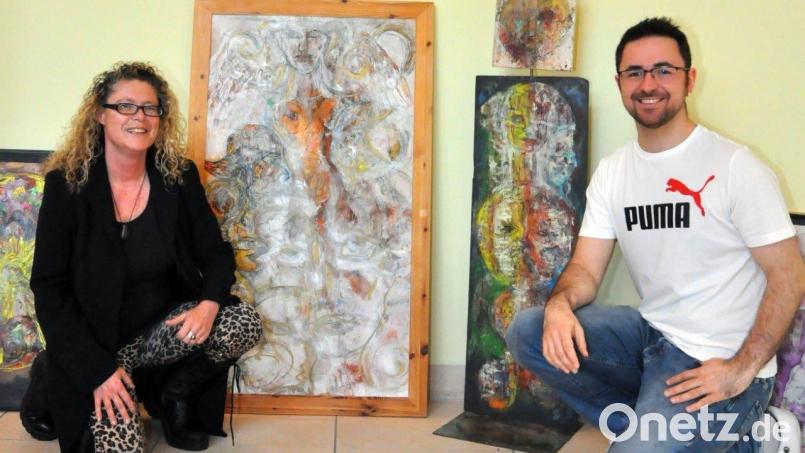 Die Künstlerin Petra Gross und zwei Ihrer Stücke. Mit im Bild Stadtwerke Amberg Bäder und Park GmbH-Eventmanager Daniel Wanninger. Bild:  Karoline Gajeck-Scheuck/exb