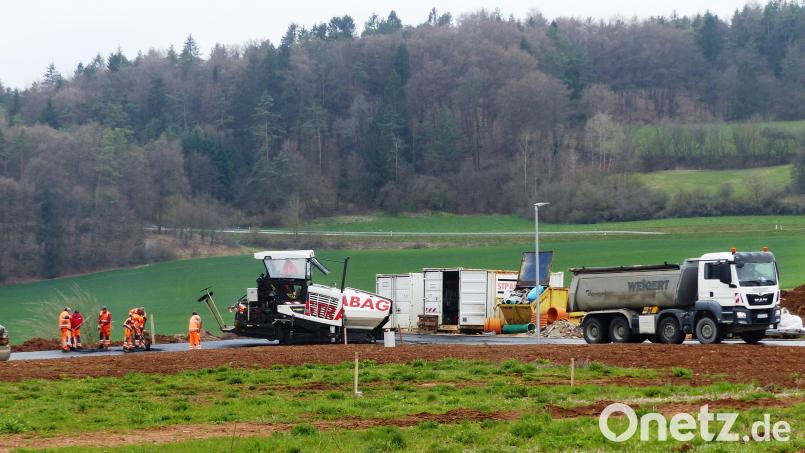 Die Verbindungs- und Zufahrtsstraßen in und zum neuen Baugebiet Kastl-Süd II werden derzeit mit der Verschleißdecke versehen. Bild: jp