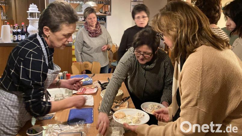 Gaumenfreuden mit Brotaufstrichen bot Ernährungsfachfrau Claudia Porst aus Ahornberg (links). Bild: whü