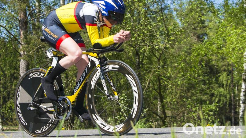 Adelheid Schütz in Aktion: Die Radsportlerin des VC Corona Weiden hat bereits mehrmals das Einzelzeitfahren am Schätzlerbad gewonnen. Bild: Bernhard Lang