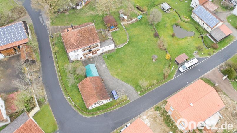 Auf der freien Grünfläche in der Bildmitte soll neben der Garage das neue Gerätehaus der Feuerwehr Großalbershof gebaut werden. Der zunächst umstrittene Besprechungsraum wird entweder an das neue Gebäude angebaut oder im Dachboden untergebracht – das Grundstück gehört bereits der Stadt. Bild: Thilo Hierstetter