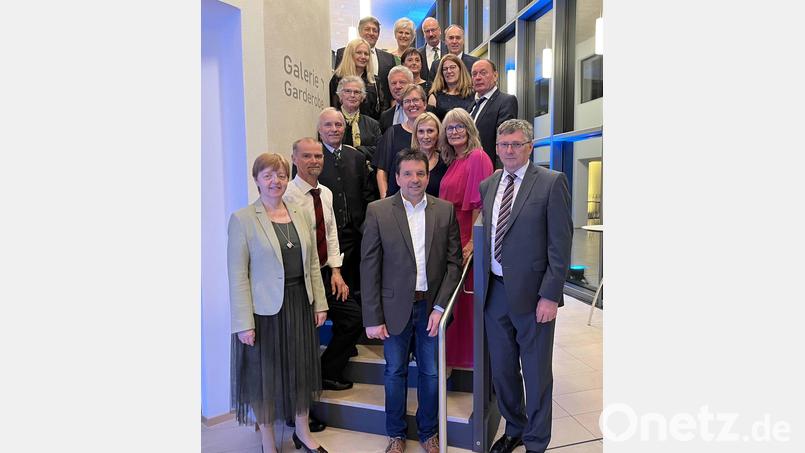 Bürgermeister Edgar Knobloch (oben links) freute sich über den Besuch der Gäste aus der Partnergemeinde Grafenwörth anlässlich des Festwochenendes in der Stadthalle. Vizebürgermeister Reinhard Polsterer (oben rechts) führte die Delegation aus Niederösterreich an. Bild: mor
