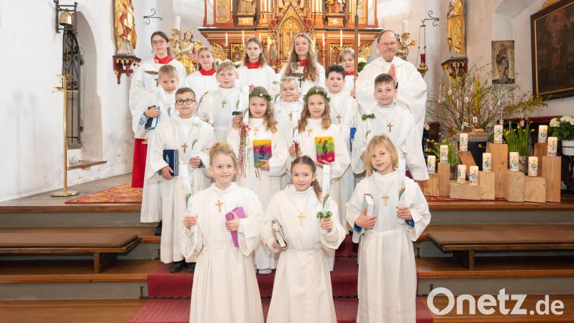Elf Mädchen und Jungen empfingen in Kastl zum ersten Mal die heilige Kommunion. In der Dorfkirche St. Margaretha stellten sie sich mit Pfarrer Heribert Stretz (hinten rechts) zu einem Erinnerungsfoto auf. Bild: Alexander Tilp Photography/exb