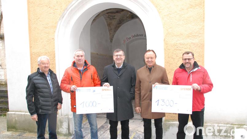 Spenden für die Sanierung des Schmidmühlener Ehrenmals übergeben (von links): Vitus Vogl und Johann Meiler (Jagdgenossenschaft), Bürgermeister Peter Braun, Karl Fochtner und Georg Popp (Krieger- und Reservistenkameradschaft). Bild: pop