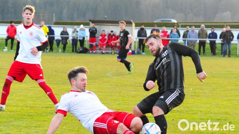 Der TSV Konnersreuth gewann das Nachholspiel gegen die SpVgg Wiesau mit 2:1. Hier grätscht der Wiesauer Michael Dutz gegen Oliver Schicker. Bild: Thomas Schrems