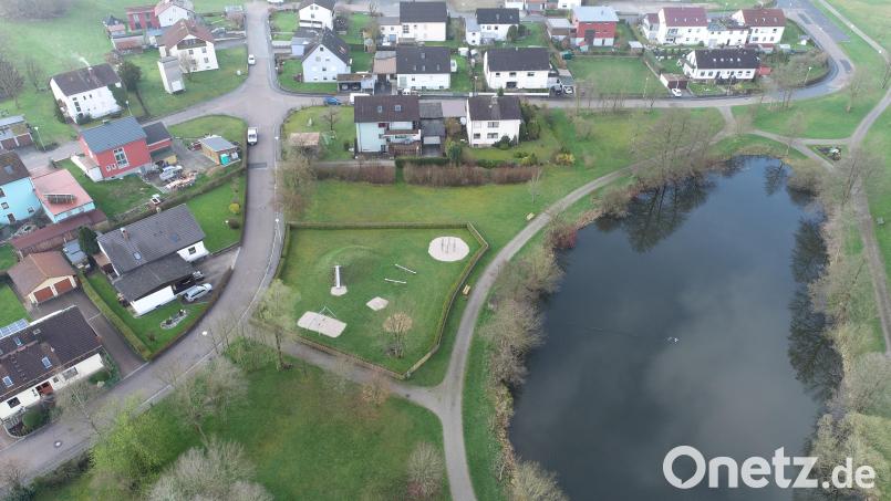 Deutlich ist der Kinderspielplatz neben dem Herrenpointweiher zu erkennen. Das Grundstück am oberen Rand des Spielplatzes soll für die Bebauung zur Verfügung gestellt werden. Ein weiteres Baugrundstück soll im Anschluss an die beiden an der Leuchtenberger Straße befindlichen Häuser in etwa bis zum Fußweg zum Weiher ausgewiesen werden. Bild: bey