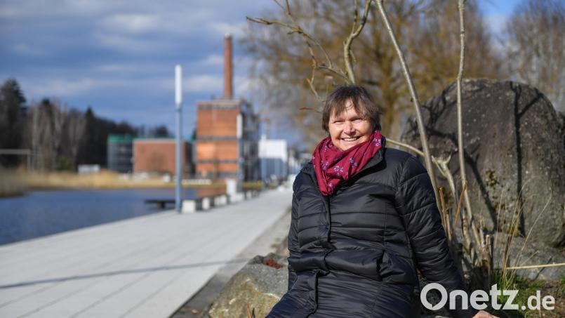 Zehn-Kilometer-Touren schafft sie zwar noch nicht, aber Angelika Putzer ist glücklich darüber, wieder einen normalen Spaziergang bewältigen zu können – zum Beispiel im Marktredwitzer Auenpark. Bild: Florian Miedl/fph