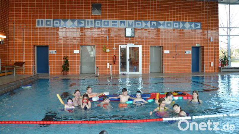 Mit Begeisterung genossen die Ferienkids das Moosbacher Hallenbad. Die Wasserwacht hatte die Aufsicht übernommen. Bild: gi