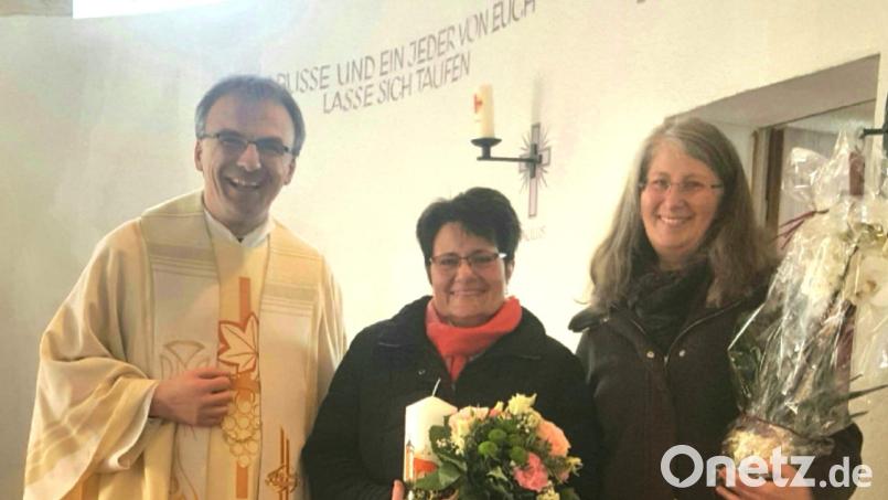 Pfarrer Martin Besold (links) und Steinwaldchorleiterin Margareta Heldmann (rechts) gratulieren Organistin Petra Pöllmann zum Orgeldienstjubiläum. Bild: ban
