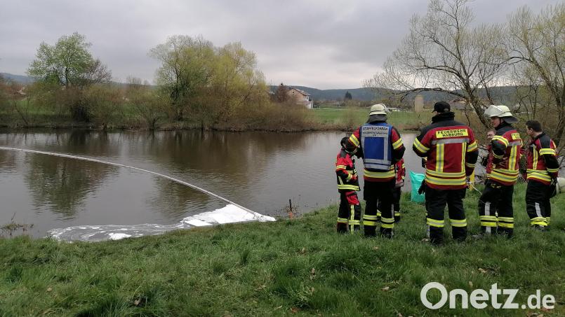 Die Nabburger Feuerwehrmänner kontrollieren die Ölsperre an der Nordgauhalle nun eine Woche lang, zwei Mal täglich. Bild: Kristin Winderl
